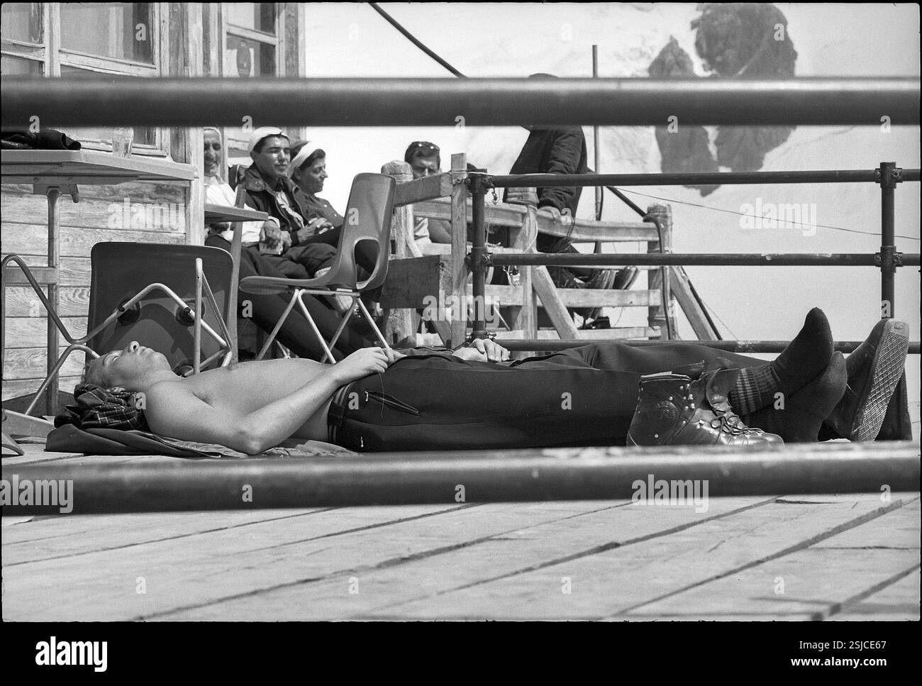 --- Sich sonnen in den Walliser Alpen, 1967#prendere il sole nelle alpi Vallese, 1967- RDB DI DUKAS Foto Stock