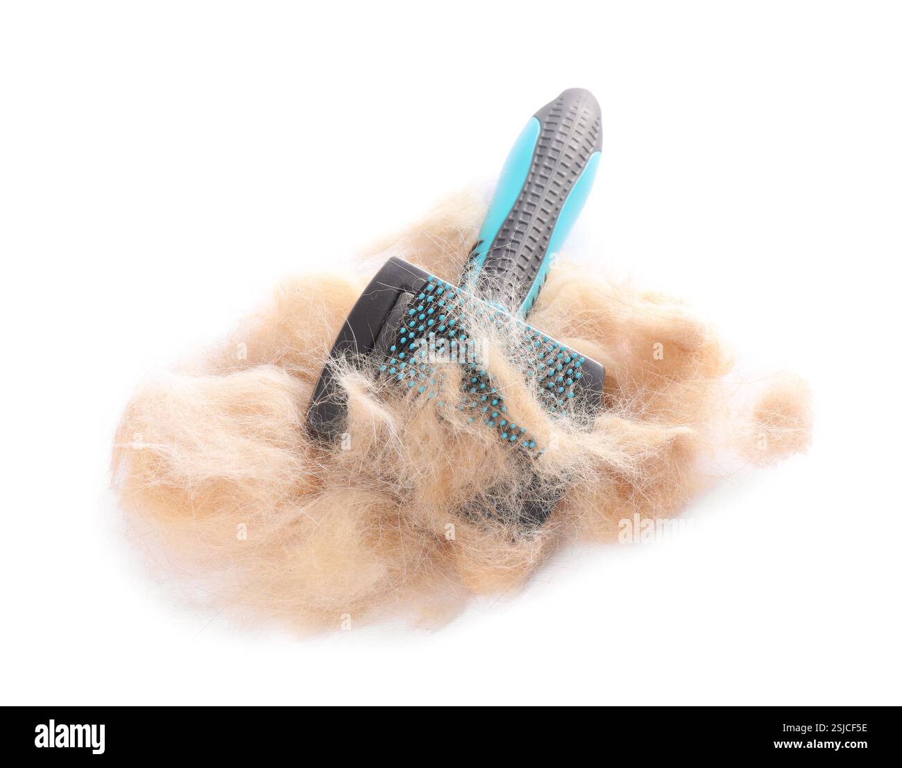 Spazzola per la cura del corpo e mucchio di peli di animali isolati su bianco Foto Stock
