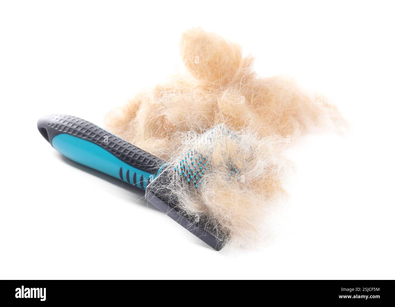 Spazzola per la cura del corpo e mucchio di peli di animali isolati su bianco Foto Stock