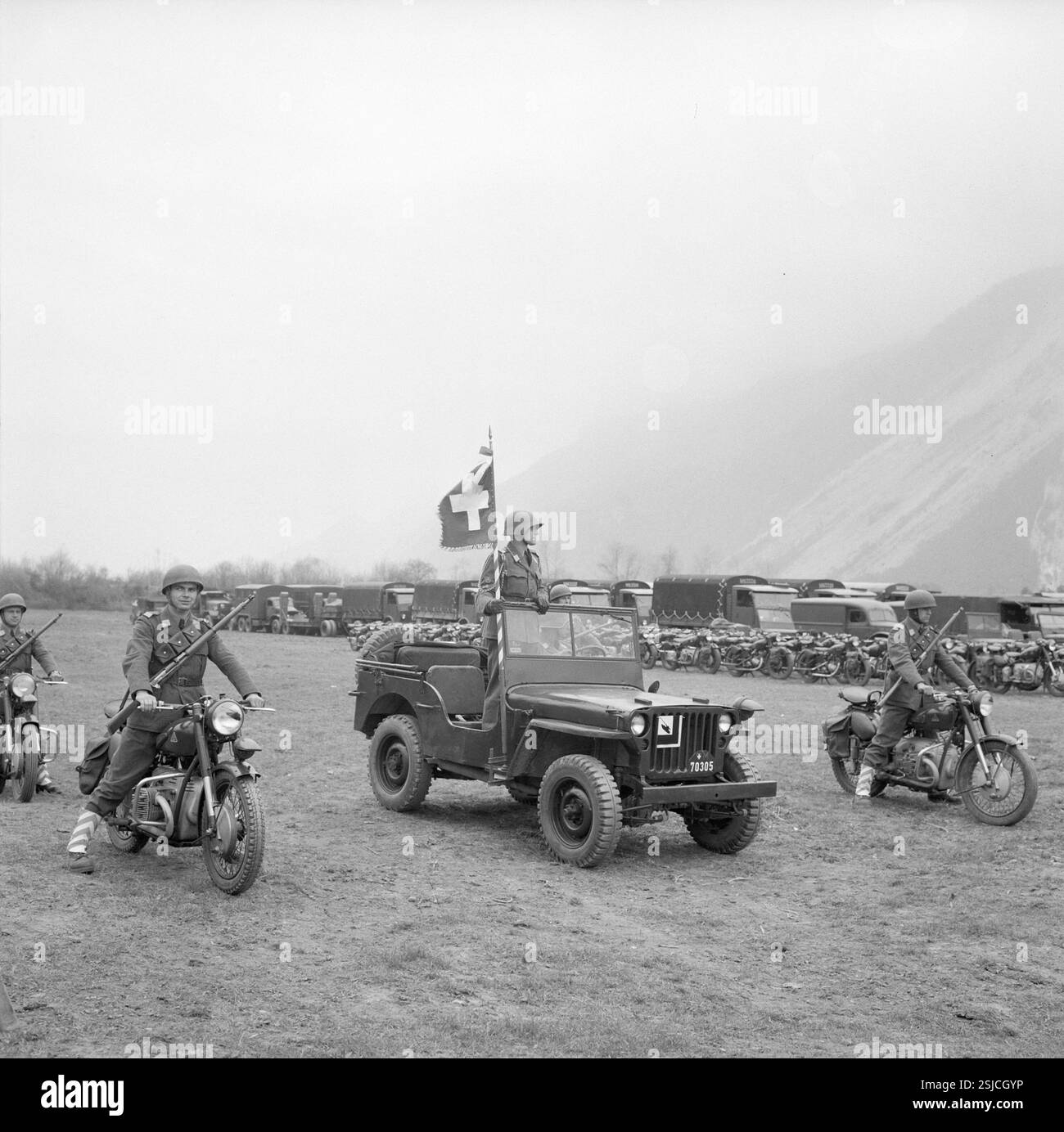 --- Jeep mit Schweizerfahne, Chur 1954#Jeep con bandiera svizzera, Chur 1954- RDB DI DUKAS Foto Stock