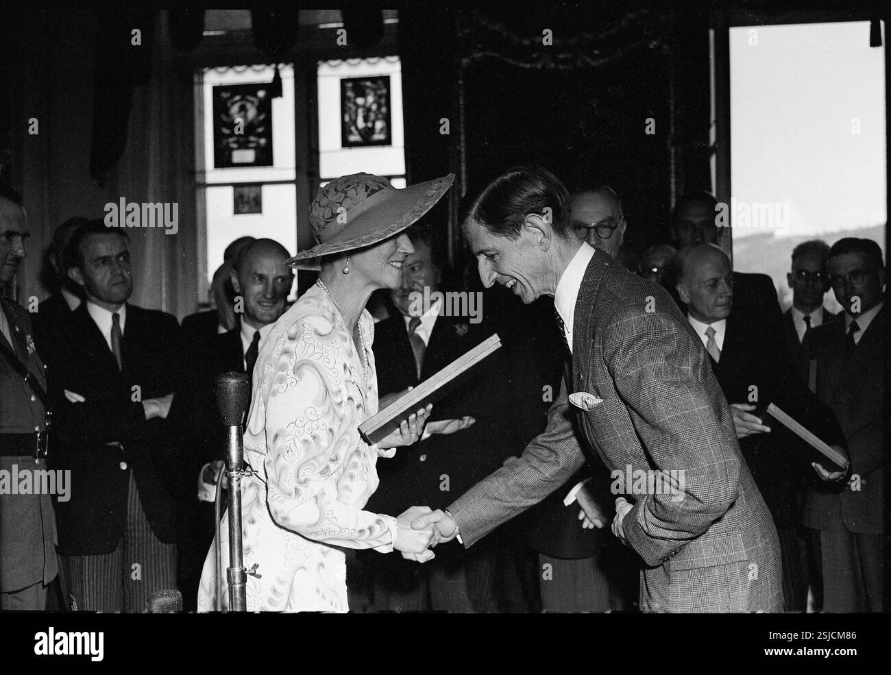 Nach Radioansprache Charlottes, wo sie den Schweizer Behörden, den wohltätigen Organisationen und dem Schweizer Volk für die während des 2. Weltkriegs geleisteten Dienste dankt#dopo un discorso radiofonico di Charlotte in cui ringrazia le autorità svizzere, le organizzazioni caritative e il popolo svizzero per i servizi ricevuti durante la seconda guerra mondiale- RDB DA DUKAS Foto Stock