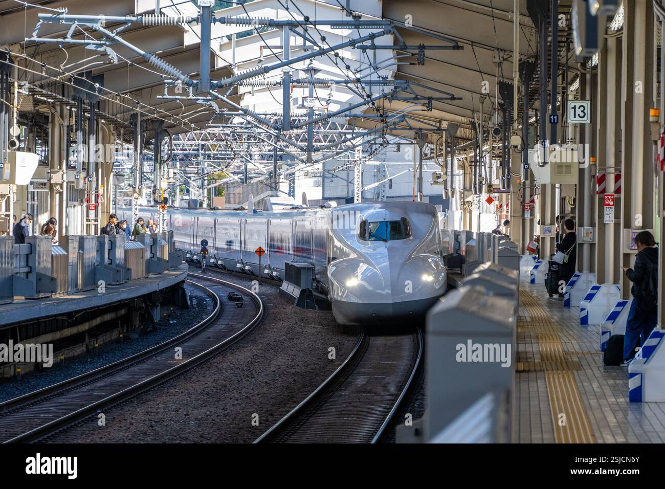 Shinkansen o Bullet Train in arrivo alla stazione, Giappone Foto Stock