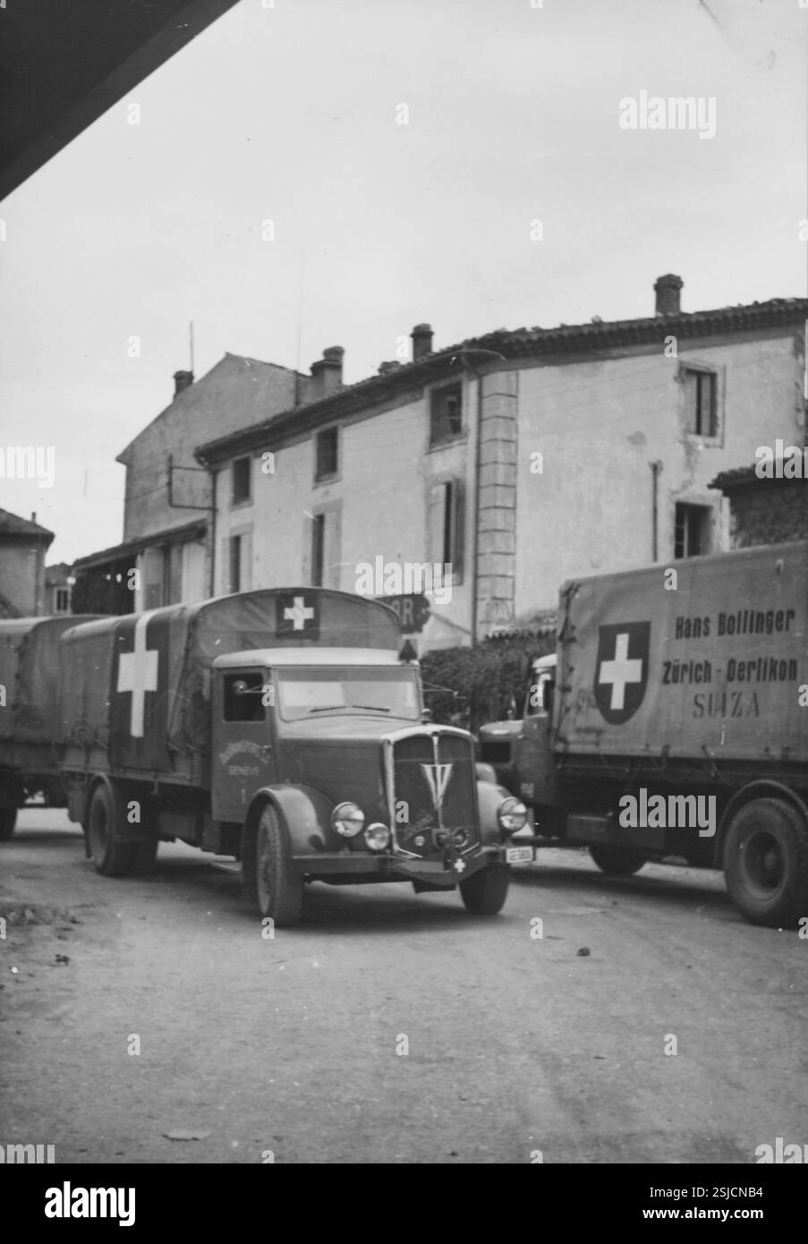 --- Laswagentransit Spanien Schweiz, nahe la Voulte-sur-Rhône; 1944#camion in transito dalla Spagna alla Svizzera, vicino a la Voulte-sur-Rhône; 1944- RDB DI DUKAS Foto Stock
