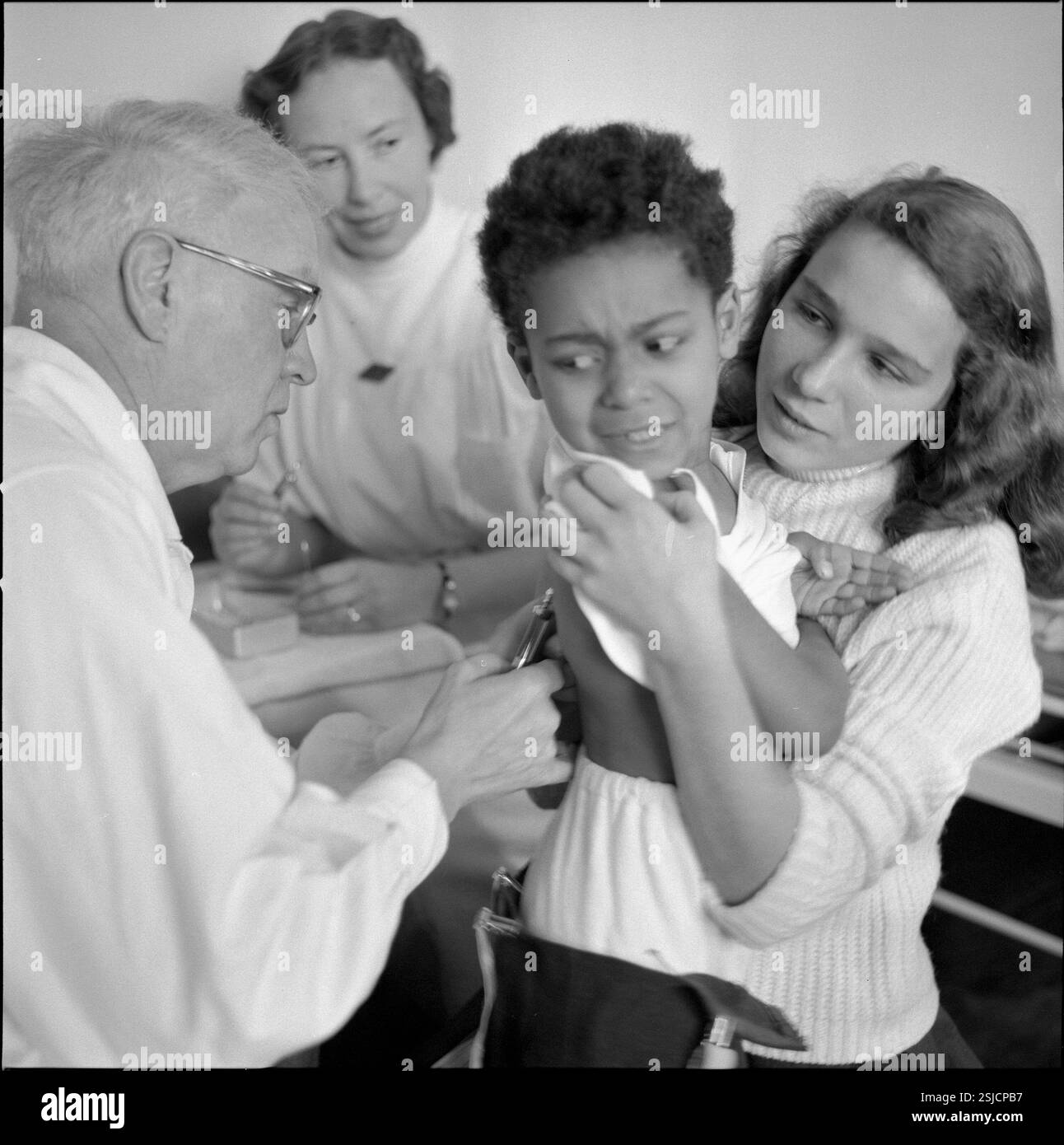 --- tipo wird mit Salk-Impfstoff gegen Kinderlähmung geimpft, Losanna 1956#bambino vaccinato con il vaccino Salk contro la poliomielite, Losanna 1956- RDB DI DUKAS Foto Stock