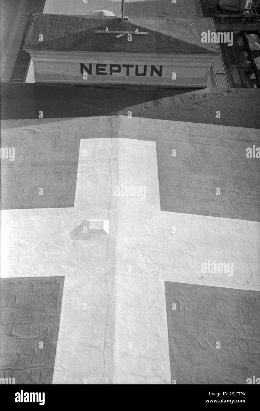 --- WK 2: Frachtkahn, Dach mit Schweizer Kreuz, 1944#WW 2: Chiatta, tetto con Croce Svizzera, 1944- RDB DI DUKAS Foto Stock