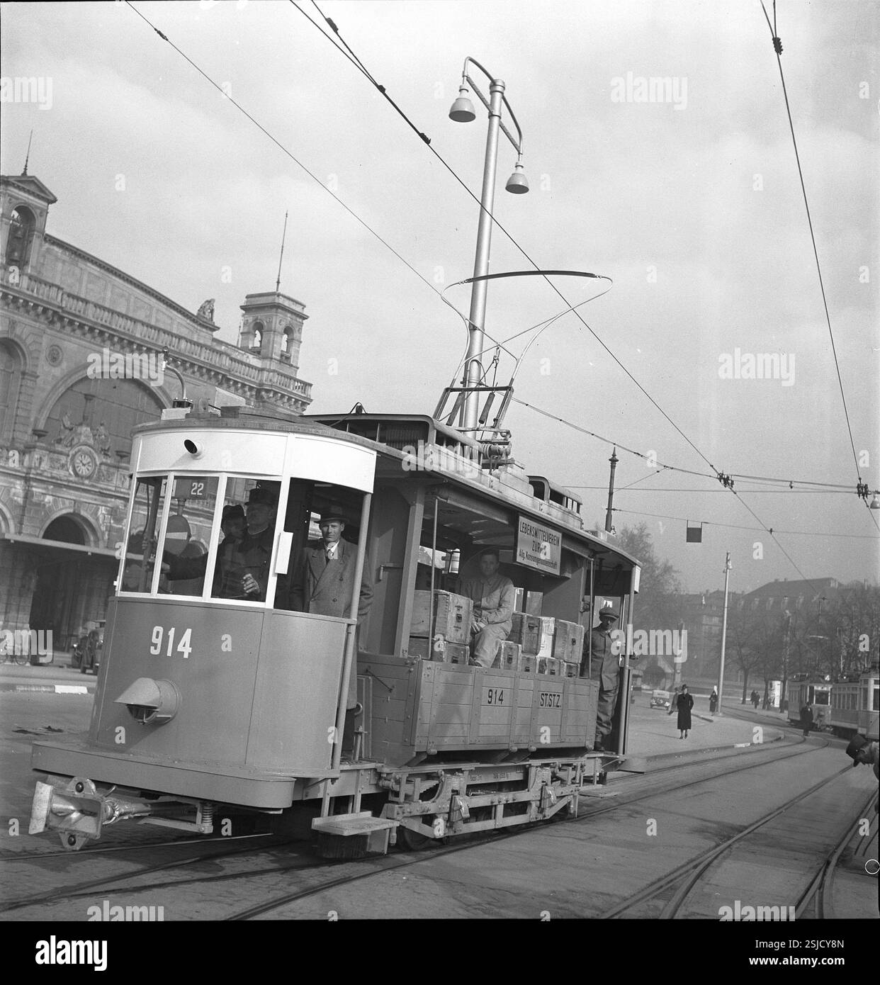 --- Gütertransport des LVZ Mittels tram in Zürich 1941#trasporto merci per LVZ in tram a Zurigo 1941- RDB BY DUKAS Foto Stock