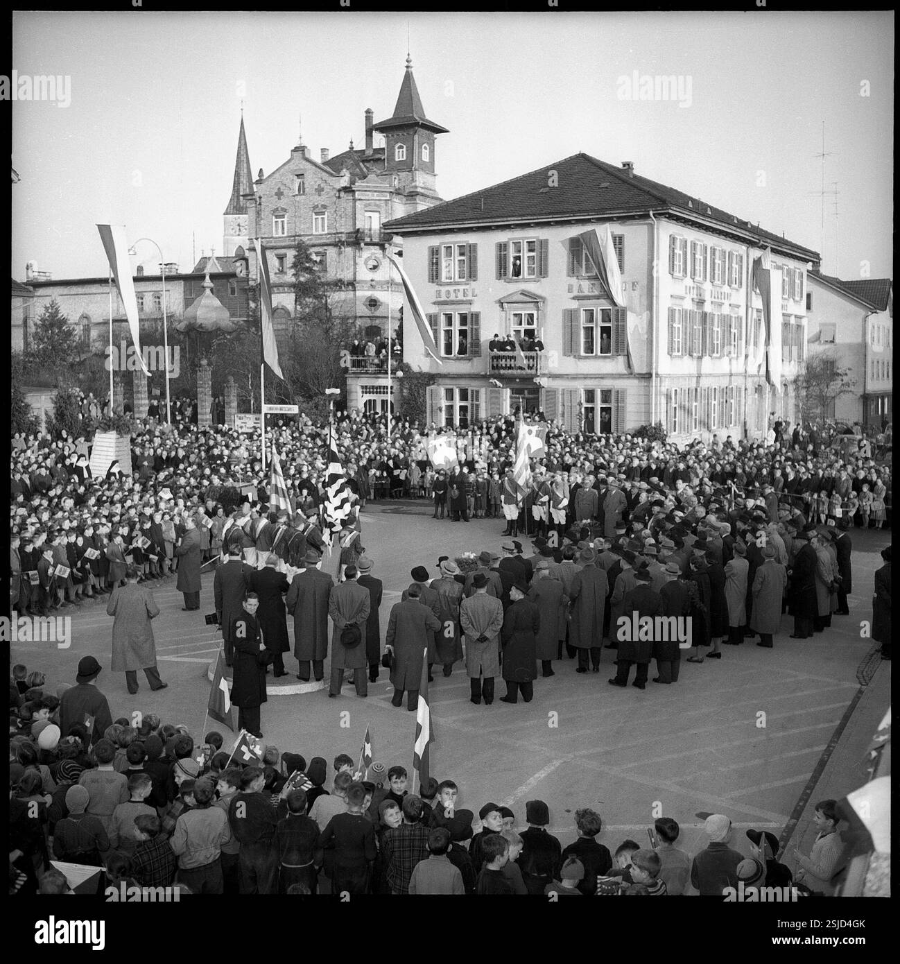 --- St. Gallen feiert Bundesrat Thomas Holenstein am Tag nach seiner Wahl; 1954#St. Gallen celebra il consigliere federale Thomas Holenstein un giorno dopo la sua elezione; 1954- RDB DI DUKAS Foto Stock