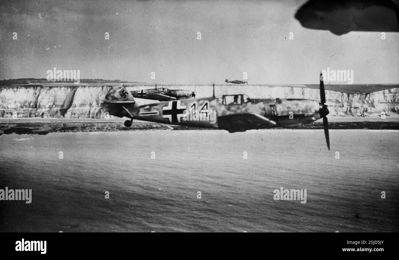 --- Deutsche Kampfflugzeuge überwachen englische Küste, CA. 1941#aerei da caccia tedeschi che controllano la costa inglese, CA. 1941- RDB DI DUKAS Foto Stock