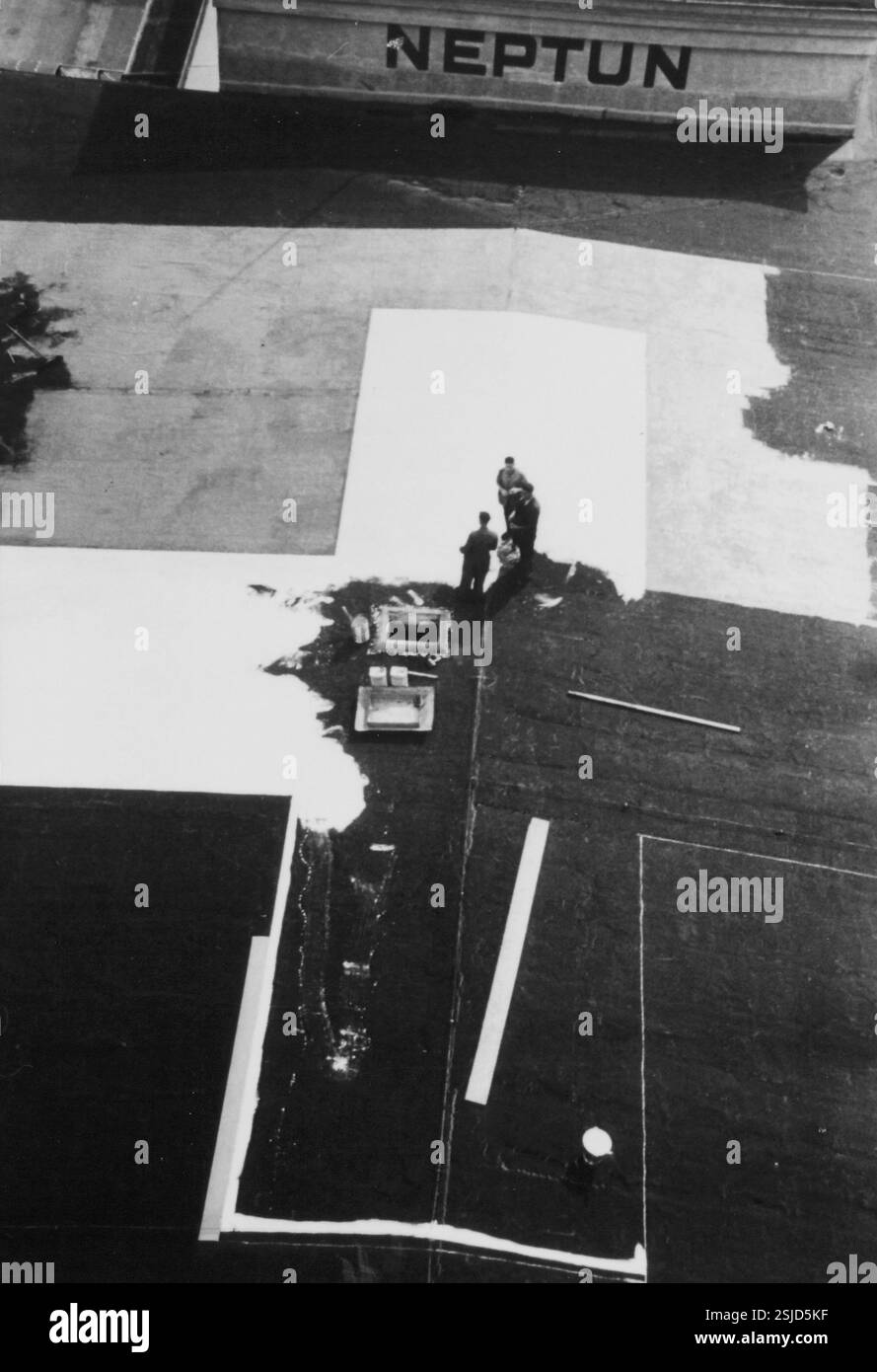 --- Grosses Schweizer Kreuz im Rhein bei Basilea 1944#Big Swiss Cross, Reno vicino a Basilea 1944- RDB DI DUKAS Foto Stock