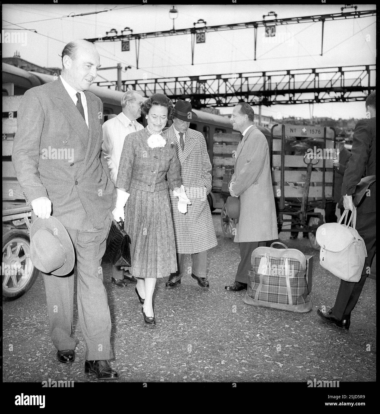 Er War nur für zehn Monate im Jahre 1936 al comando di Edoardo VIII. König von Großbritannien und Nordirland. Er dankte alle 11:00. Dezember 1936 ab, um die zweimal geschiedene bürgerliche US-Amerikanerin Wallis Warfield, gemeinhin bekannt unter dem Namen Wallis Simpson, AM 3. Juni 1937 heiraten zu können. Er trug dann den Titel 'Herzog von Windsor'#firmò lo strumento di abdicazione il 10 dicembre 1936, in modo da potersi sposare con il due volte divorziato americano Wallis Warfield, meglio conosciuto come Wallis Simpson il 3 giugno 1937. Giorgio vi creò suo fratello, l'ex re, "Duca di Windsor".- RDB DI DUKAS Foto Stock