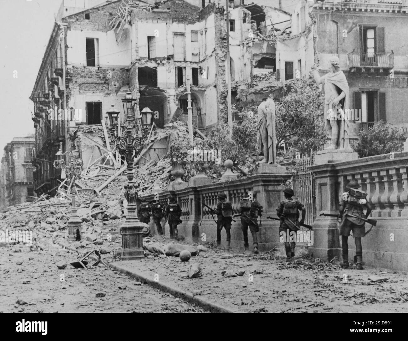--- WK II: Befreiung Siziliens durch die Alliierten 1943#WW 2: Liberazione della Sicilia da parte delle forze della Coalizione, 1943- RDB DA DUKAS Foto Stock