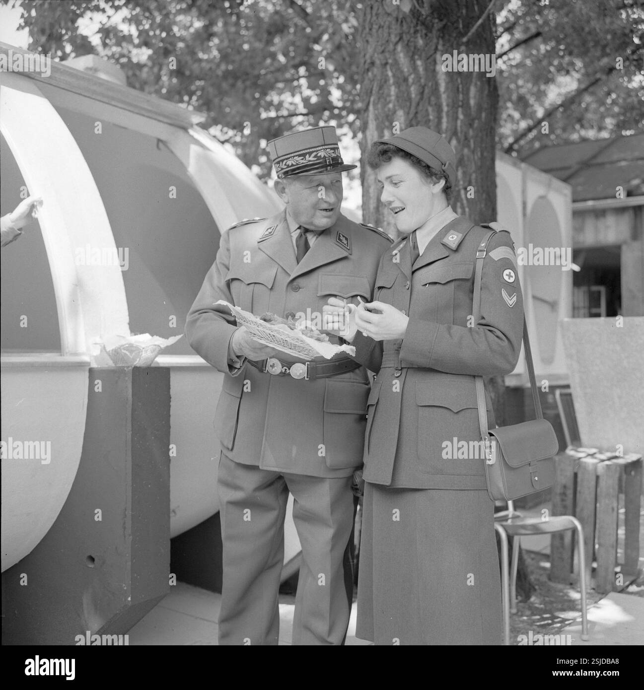 --- Oberstkorpskommandant Frick am Tag des FHD an der SAFFA 1958#Robert Frick al 'Day of the Women's Military Service' alla fiera SAFFA 1958- RDB BY DUKAS Foto Stock