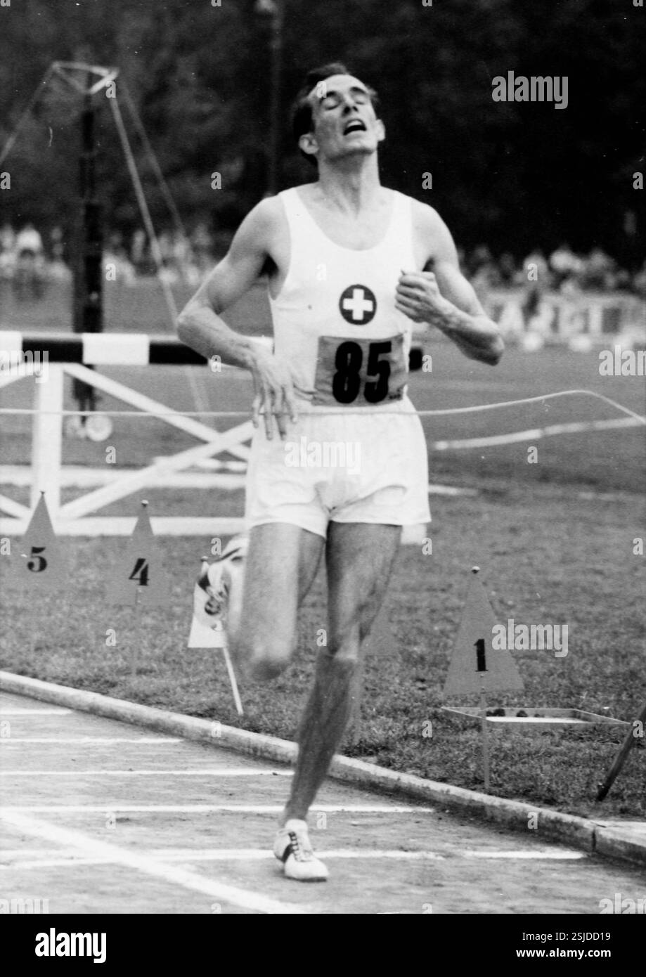 Nel 1.47,5--- Länderkampf Schweiz-Norwegen 1959: Wägli siegt im 800m#incontro internazionale Svizzera-Norvegia 1959: Waegli vince il 800m- RDB DI DUKAS Foto Stock