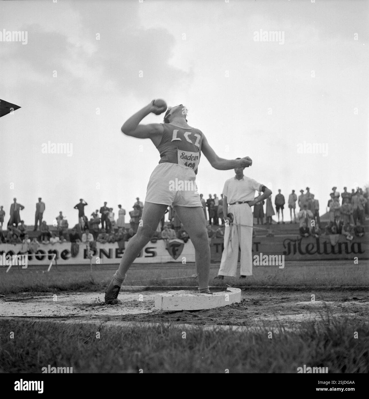 --- Leichtathletik-SM 1953 Basilea, Kugel: Brügger#Campionati svizzeri 1953 Basilea, tiro-putting: Brügger- RDB DI DUKAS Foto Stock