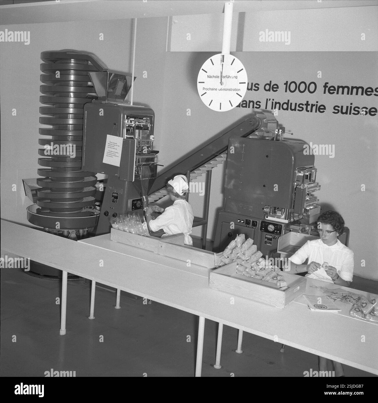 --- SAFFA 1958: Ernährung (Teigwarenproduktion) als Thema#fiera SAFFA 1958: Cibo (produzione di pasta) esposto- RDB BY DUKAS Foto Stock