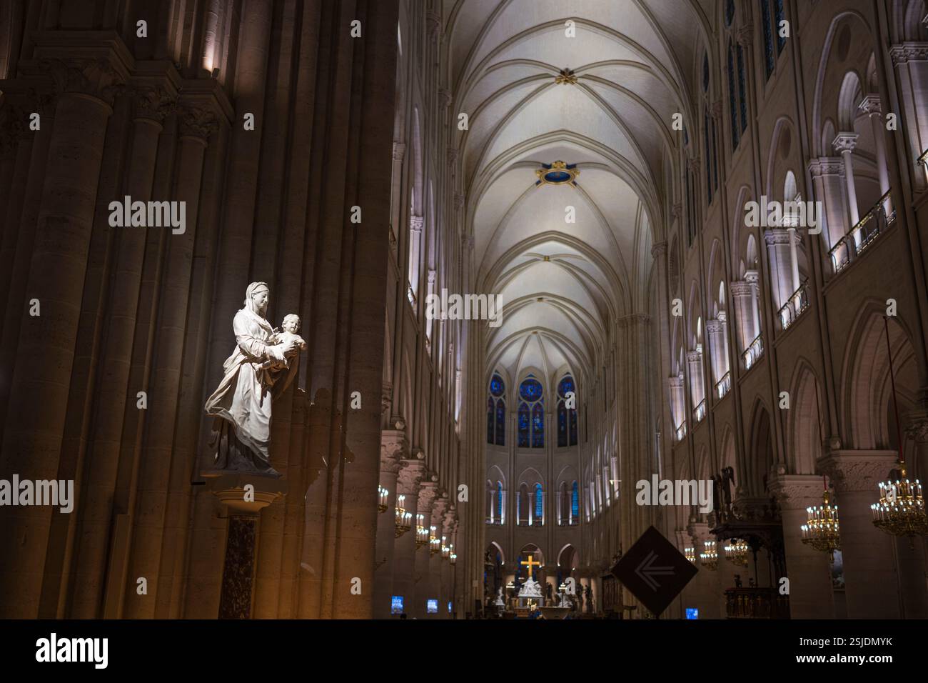 I visitatori potranno vedere la cattedrale di Notre Dame ristrutturata dall'interno dell'entrata ovest. Primo piano - la scultura del XVIII secolo della Vergine col bambino. Foto Stock