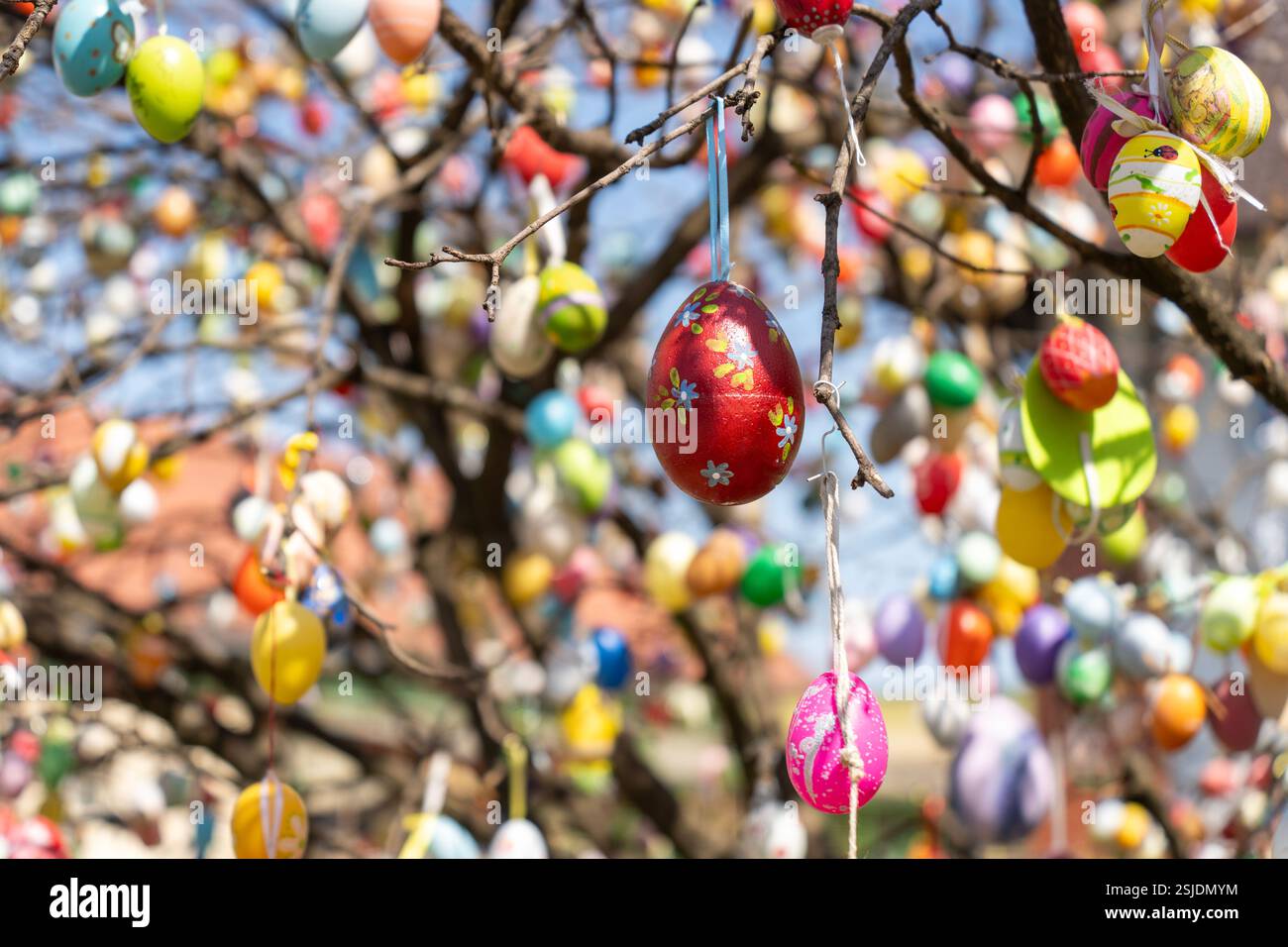 Albero di Pasqua con decorazioni colorate a forma di uovo Foto Stock