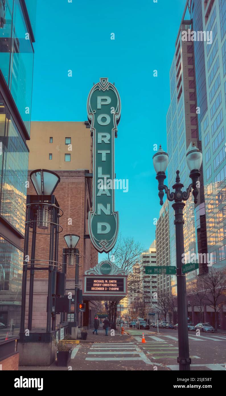 Un segno verde vintage di un teatro di Portland, Oregon, con scritte bianche, si erge alto su un cielo blu brillante. Foto Stock