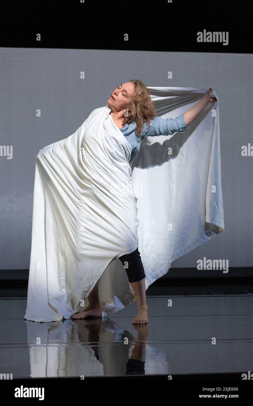 PHAEDRA,Phedre,Racine,versione,Robert Lowell,traduzione inglese,tragedia greca,mitologia,Benjamin Britten,cantata,cantante d'opera,canto,opera,esecuzione,in scena,in scena,fotografia,passione,lussuria,Richard Hetherington,Antony Macdonald,abito moderno,aggiornato,Chris Wilkinson,Adam Silverman,Deborah Warner,Ustinov Theatre Bath,co 2025-presentazione,Linbury Foto Stock