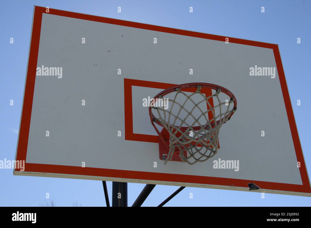Un backboard, un canestro e una rete utilizzati per il basket. Attrezzature sportive. Foto Stock