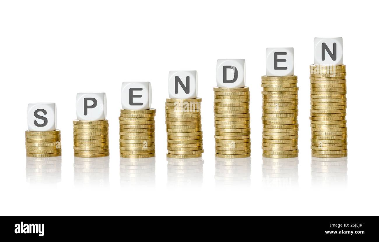 Pila di monete con cubi di lettere - donazioni Foto Stock
