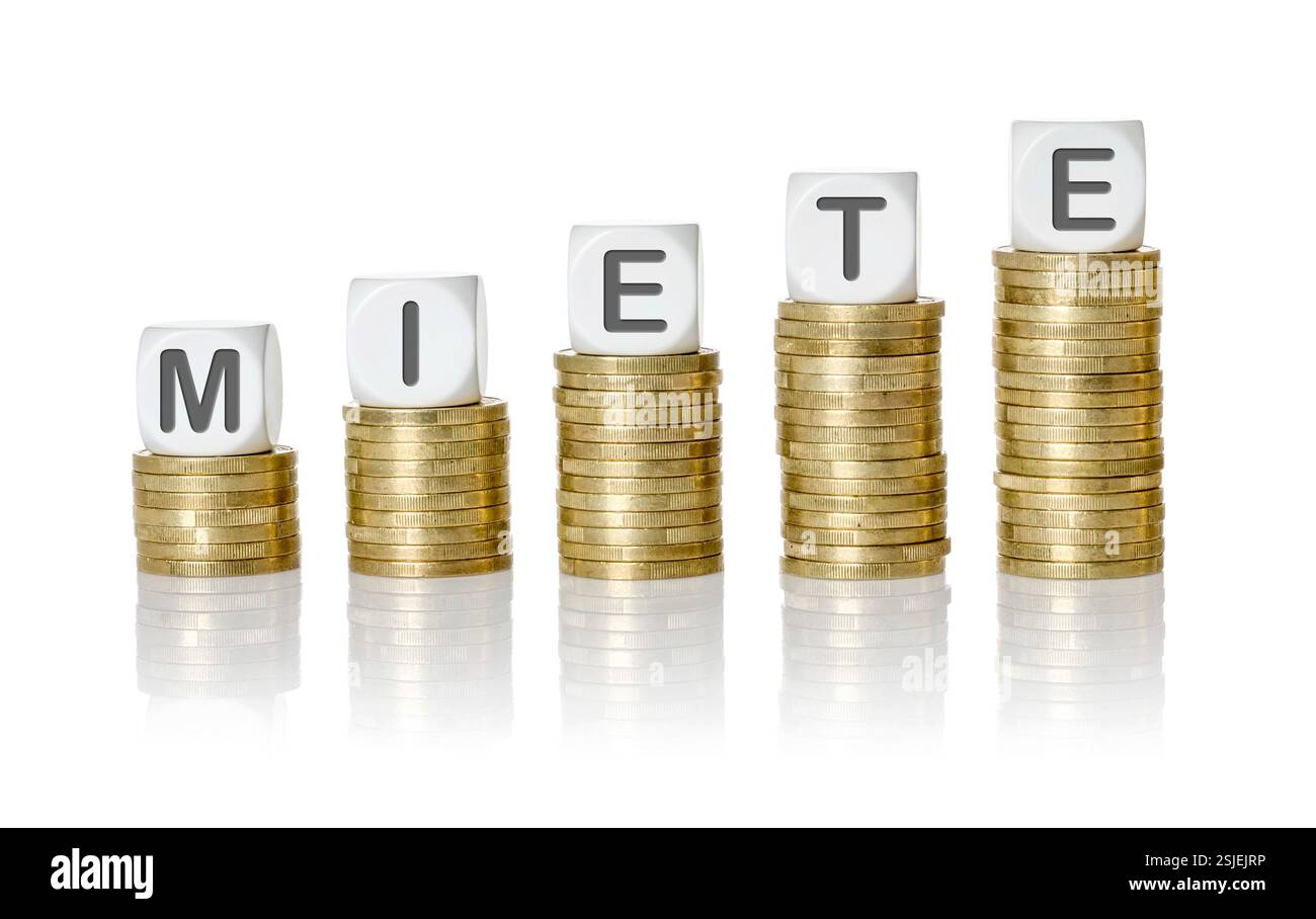 Pila di monete con cubi di lettere - noleggio Foto Stock