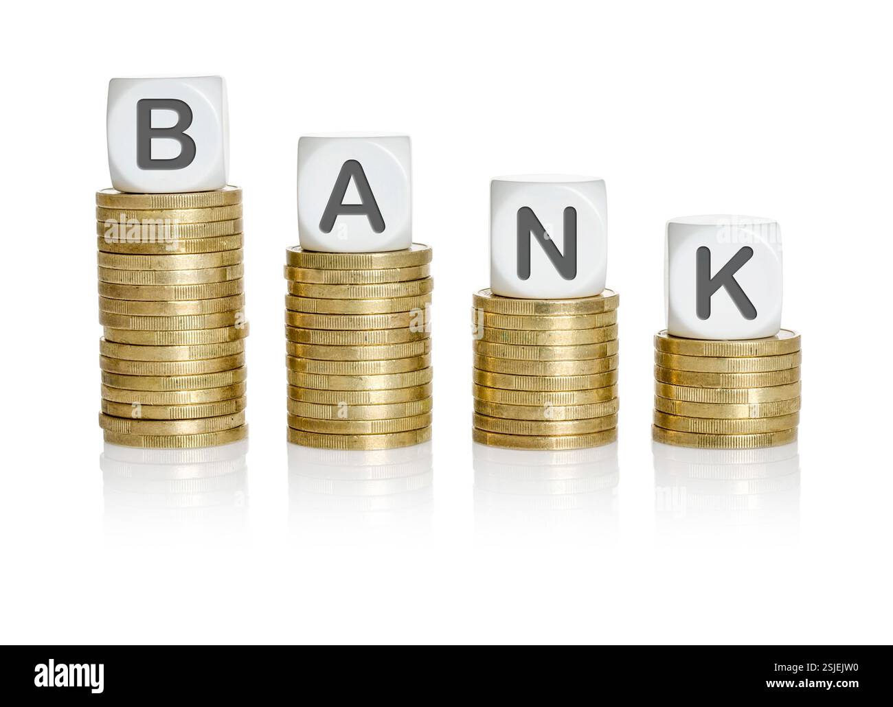 Pila di monete con cubi di lettere - Banca Foto Stock