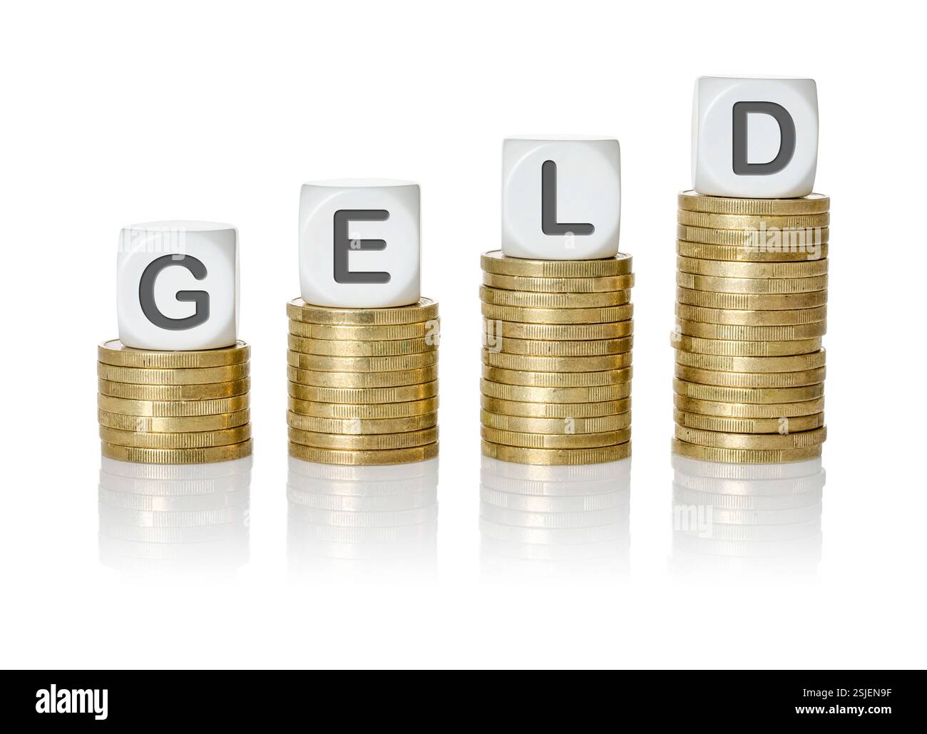 Pila di monete con cubi di lettere - denaro Foto Stock