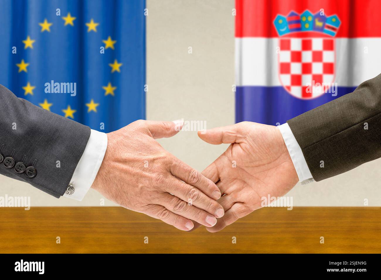 I rappresentanti dell'Unione europea e della Croazia stringono la mano Foto Stock