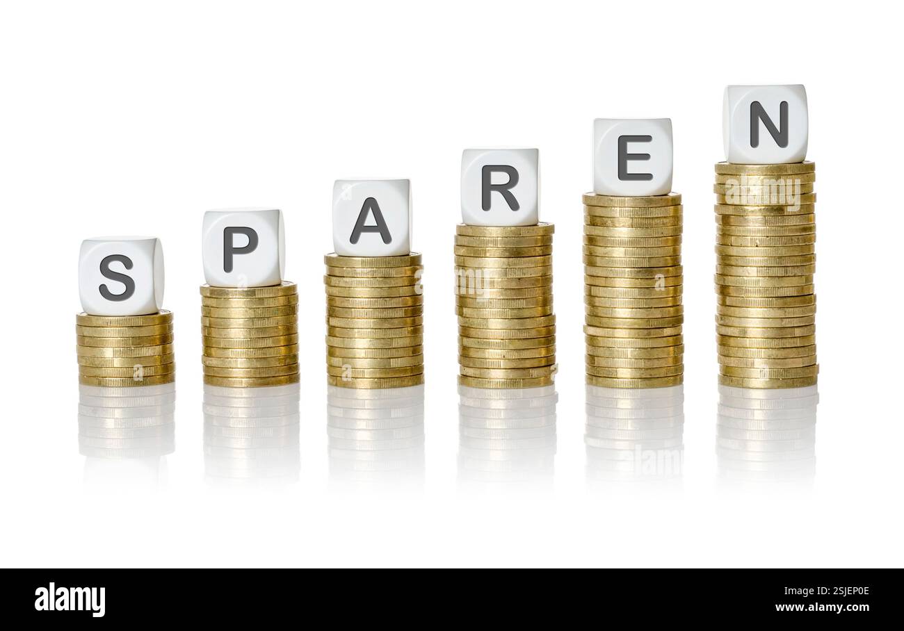 Pila di monete con cubi di lettere - salvataggio Foto Stock