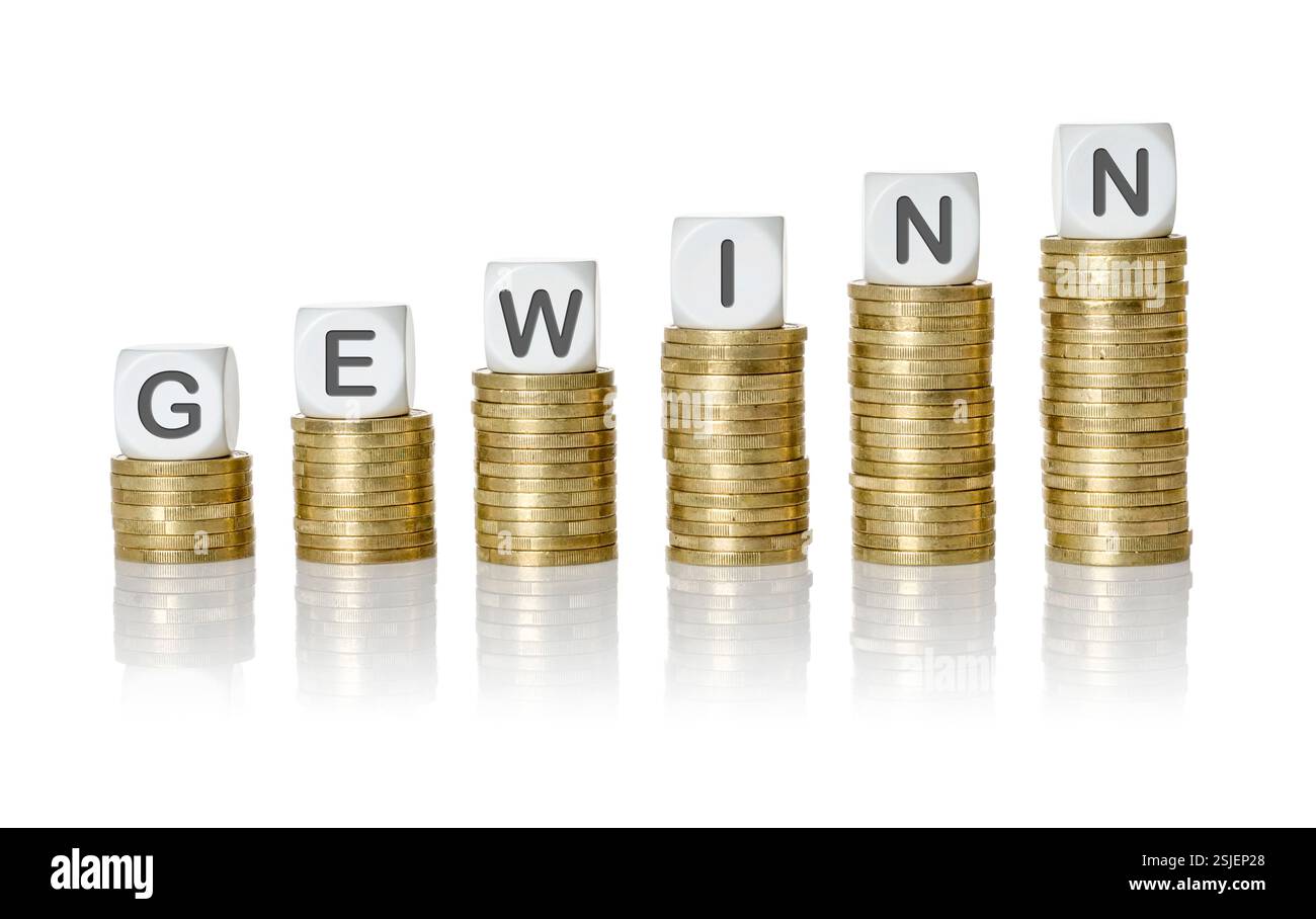 Una pila di monete con i dadi a lettera - vinci Foto Stock
