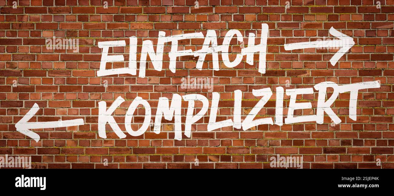 Scritte su un muro di mattoni - semplici o complicate Foto Stock
