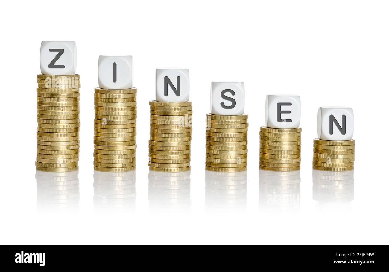 Pila di monete con cubi di lettere - interesse Foto Stock