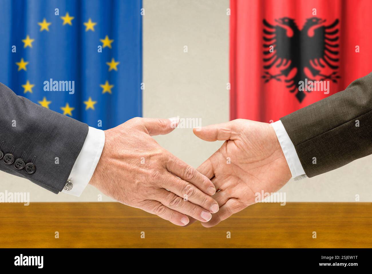 I rappresentanti dell'Unione europea e dell'Albania stringono la mano Foto Stock