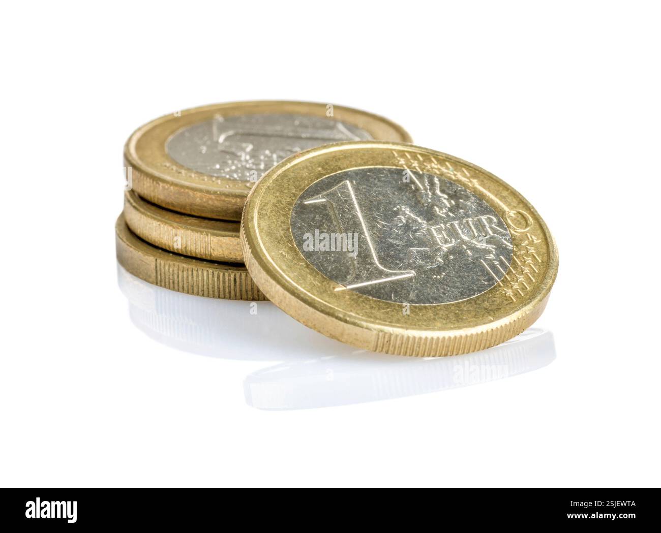 Monete metalliche in euro su sfondo bianco Foto Stock