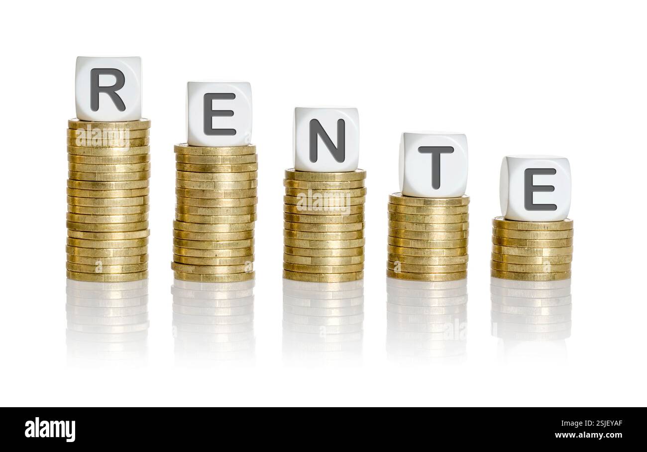 Pila di monete con cubi di lettere - pensione Foto Stock