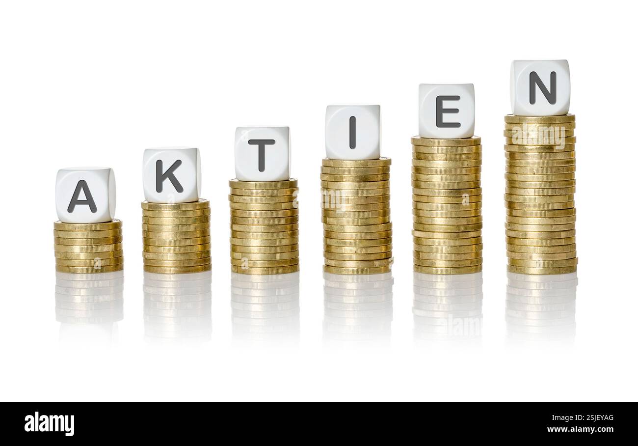 Pile di monete con cubi di lettere - condivisioni Foto Stock