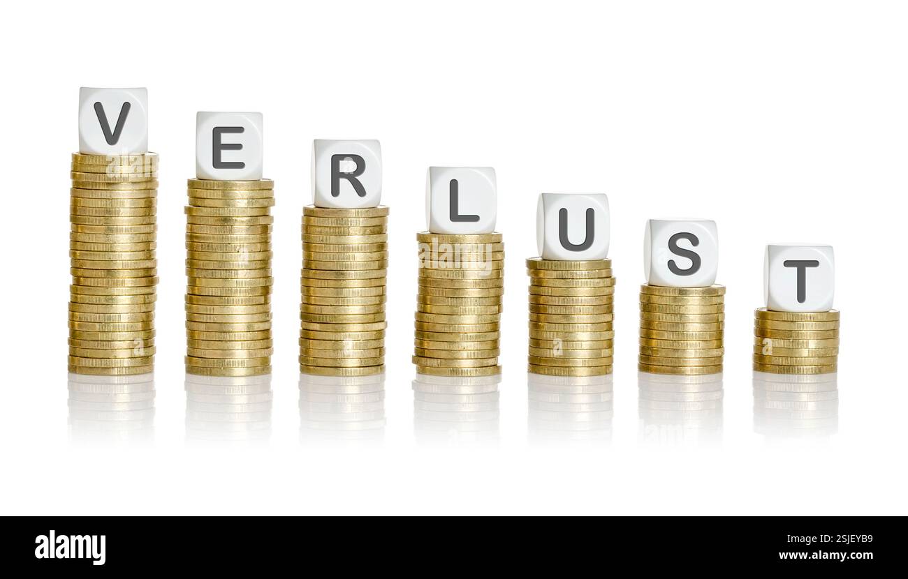 Pila di monete con cubi di lettere - perdita Foto Stock