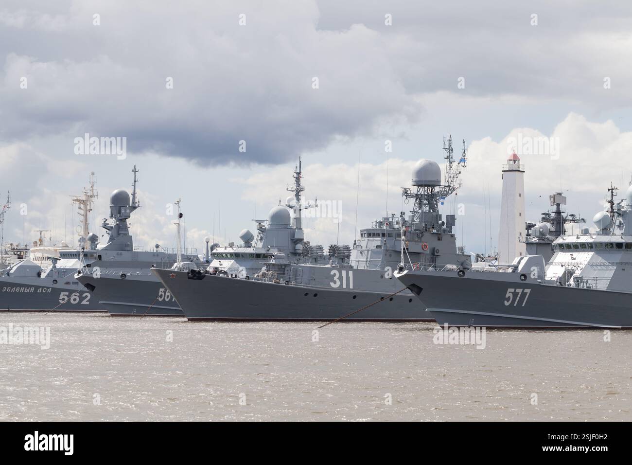 San Pietroburgo, Russia - 7 agosto 2022: Navi da battaglia della flotta baltica della Marina russa sono ormeggiate al Middle Harbor, base navale dell'isola di Kotlin Foto Stock