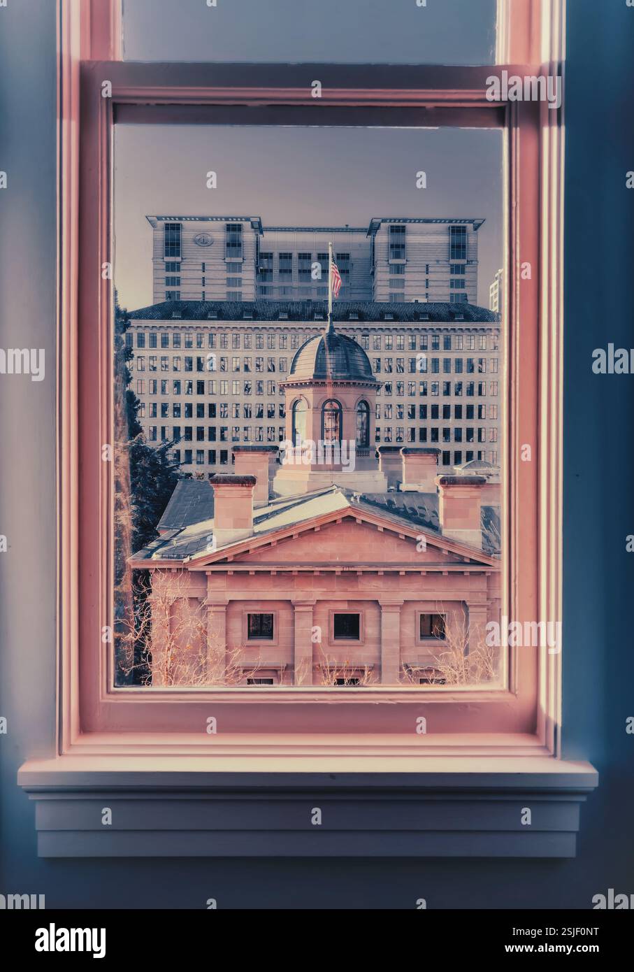 Vista del paesaggio urbano di Portland attraverso una finestra con il punto focale di uno storico palazzo di tribunale con una cupola, situato di fronte a edifici moderni. Foto Stock