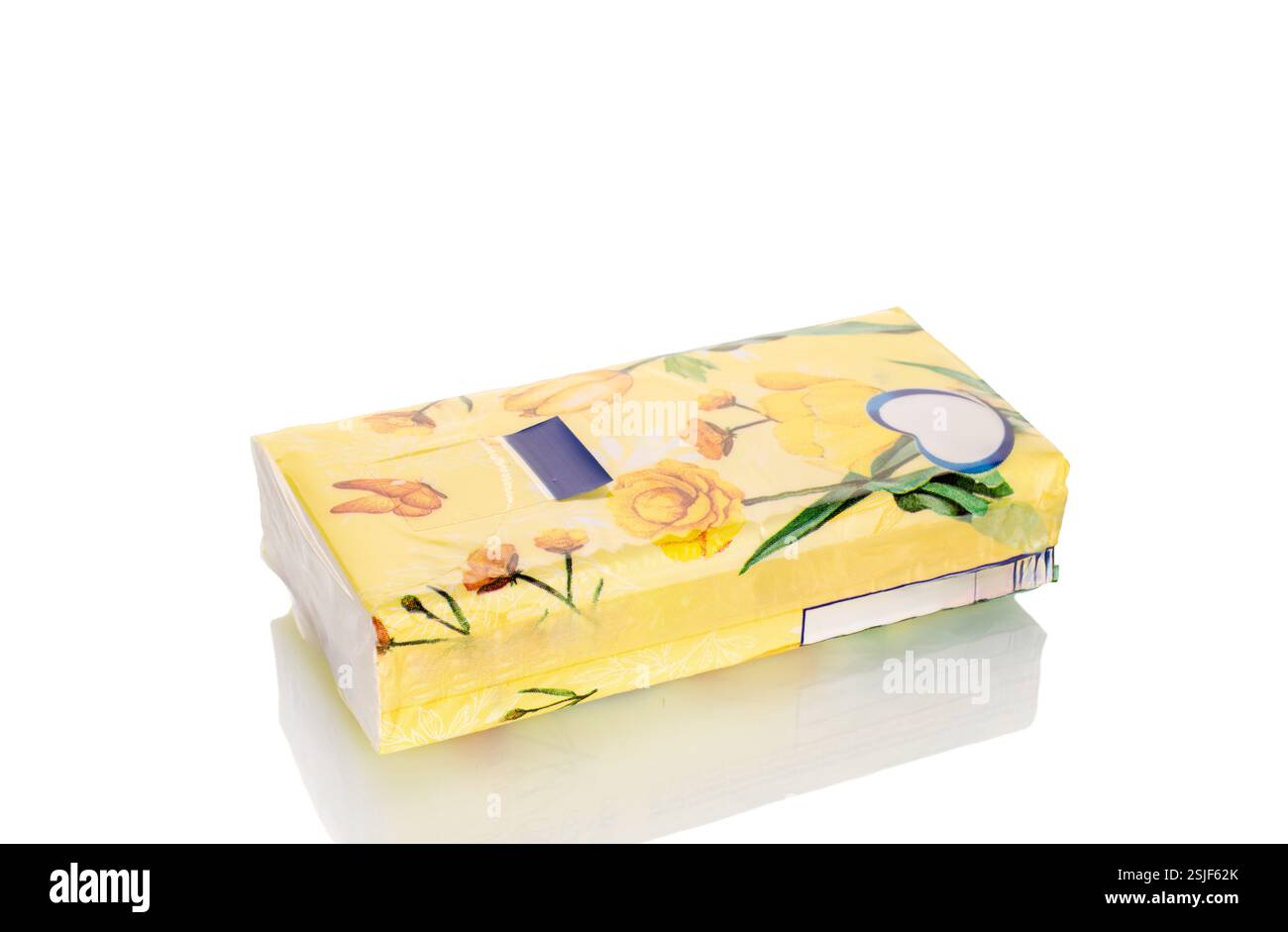 Una confezione di salviette di carta asciutte da primo piano, isolate su sfondo bianco. Foto Stock