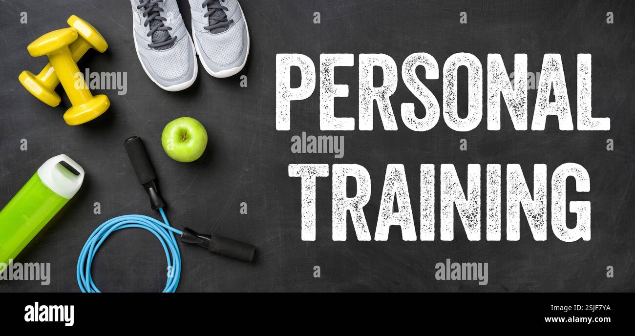 Attrezzature fitness su sfondo scuro - allenamento personale Foto Stock