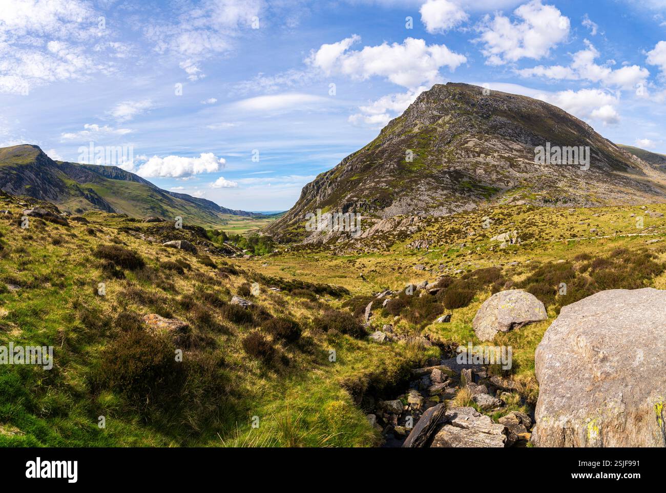 La Majestic Valley di Cwm Idwal: Immersive Mountain Views e verdeggiante paesaggio glaciale nella catena montuosa di Glyderau a Snowdonia Foto Stock