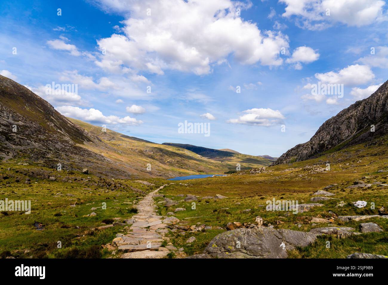 La Majestic Valley di Cwm Idwal: Immersive Mountain Views e verdeggiante paesaggio glaciale nella catena montuosa di Glyderau a Snowdonia Foto Stock