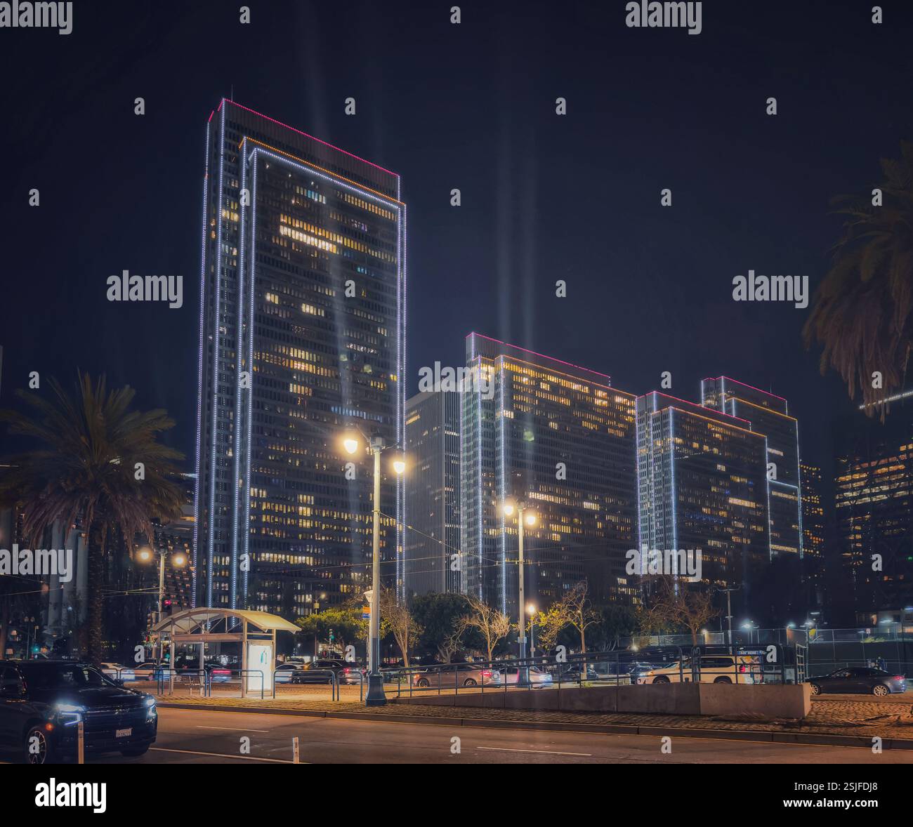 Una splendida vista notturna dello skyline di San Francisco, illuminata da luci calde e invitanti, che creano un'atmosfera vibrante ed energica. Foto Stock Una splendida vista notturna dello skyline di San Francisco, illuminata da luci calde e invitanti, che creano un'atmosfera vibrante ed energica. Foto Stock