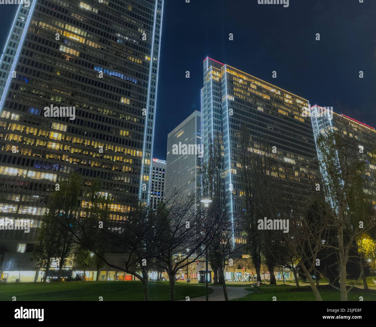 Una splendida vista notturna dello skyline di San Francisco, illuminata da luci calde e invitanti, che creano un'atmosfera vibrante ed energica. Foto Stock Una splendida vista notturna dello skyline di San Francisco, illuminata da luci calde e invitanti, che creano un'atmosfera vibrante ed energica. Foto Stock