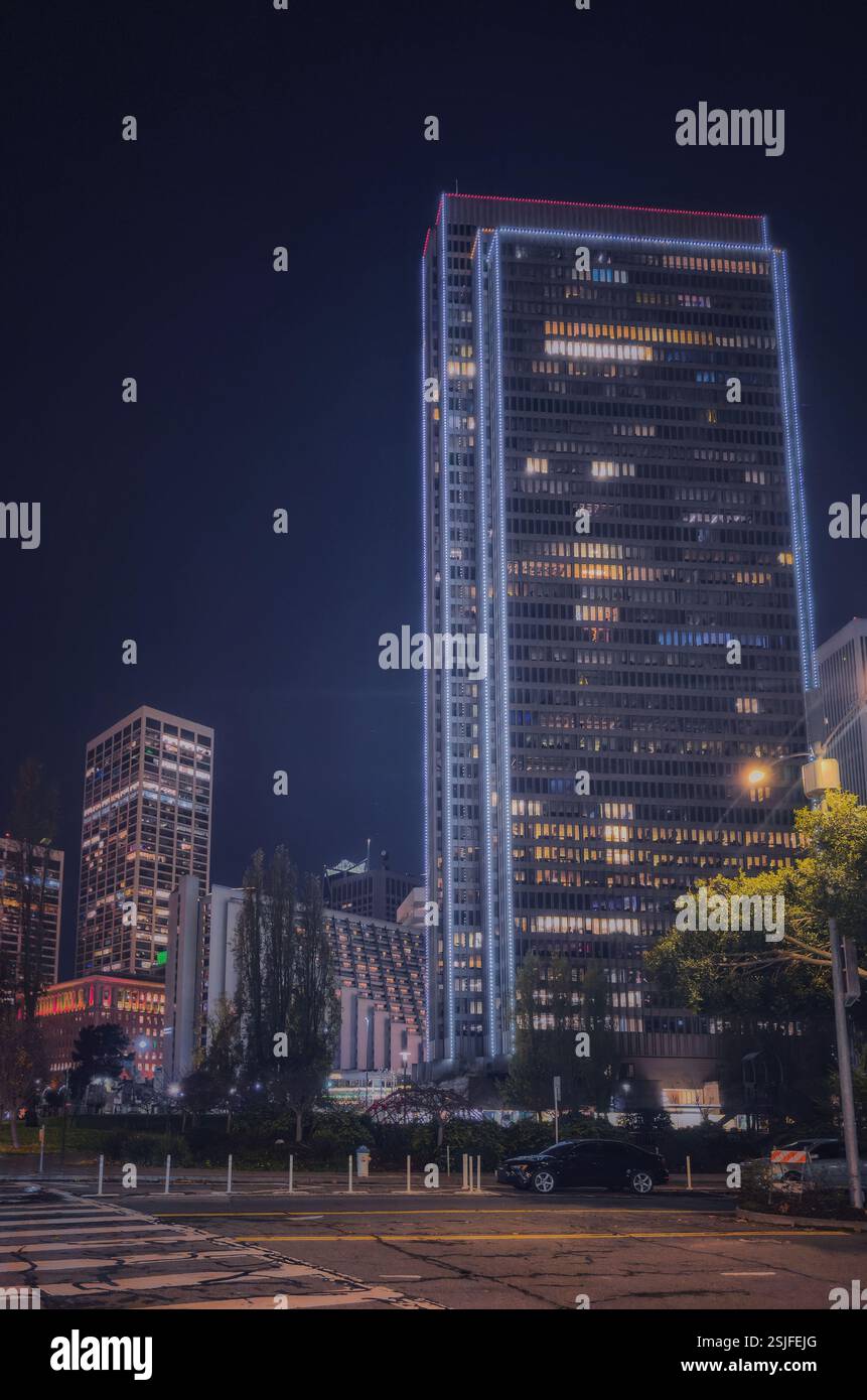 Una splendida vista notturna dello skyline di San Francisco, illuminata da luci calde e invitanti, che creano un'atmosfera vibrante ed energica. Foto Stock Una splendida vista notturna dello skyline di San Francisco, illuminata da luci calde e invitanti, che creano un'atmosfera vibrante ed energica. Foto Stock