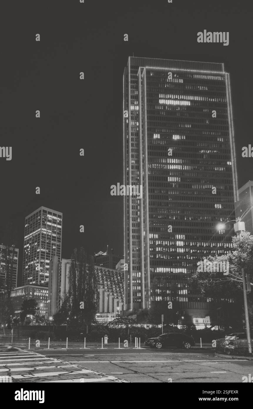 Una splendida vista notturna dello skyline di San Francisco, illuminata da luci calde e invitanti, che creano un'atmosfera vibrante ed energica. Foto Stock Una splendida vista notturna dello skyline di San Francisco, illuminata da luci calde e invitanti, che creano un'atmosfera vibrante ed energica. Foto Stock