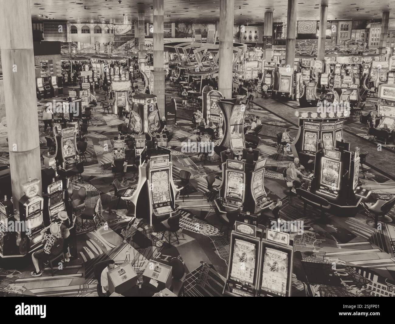 Le immagini in bianco e nero del casinò si riempiono di file di slot machine. Foto Stock