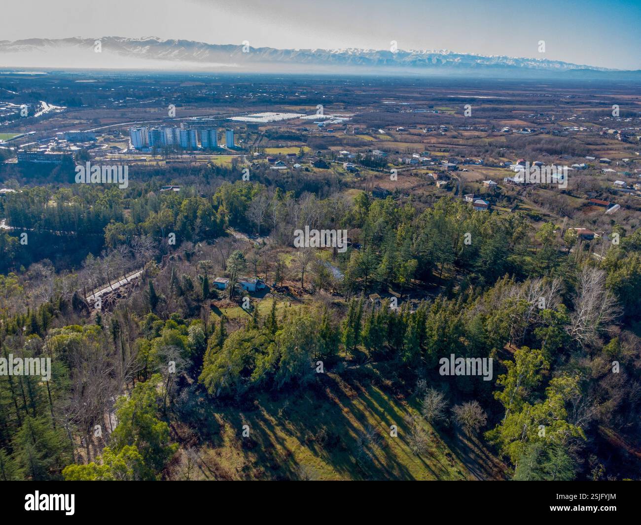 Parte di Tskhaltubo con edifici residenziali a 9 piani e serre con verdure (fiori?) Foto Stock